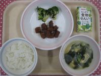 ご飯、まぐろケチャップ煮、ブロッコリーののりあえ、大根のみそ汁、白ブドウジュース