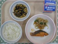 ご飯、さけの塩焼き、いんげんのごまあえ、大豆の磯煮