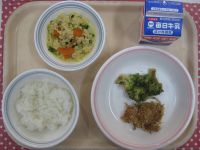 ご飯、鶏肉のパン粉焼き、ブロッコリーのおかかあえ、とふの粉の煮物