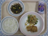 ご飯、鶏肉のレモン煮、いんげんのごま和え、糸こんソテー