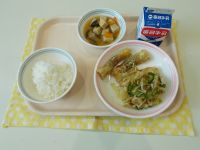 ごはん、竹輪の磯辺揚げ、おかか和え、高野豆腐の煮物