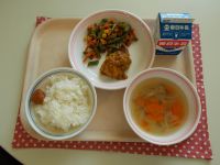 ご飯、梅干し（和歌山県から頂きました）、タンドリーチキン、おかか和え、野菜スープ