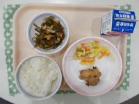 ごはん、とりの梅肉やき、やさいの甘酢あえ、糸こんぶのにもの
